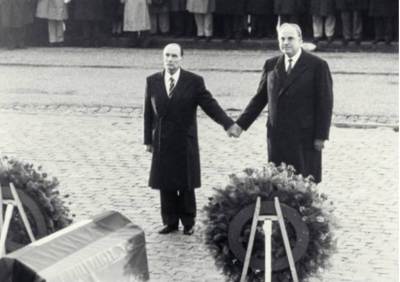 Screenshot 2024-12-10 at 13-32-03 Handschlag zwischen François Mitterrand und Helmut Kohl - Die Kulissen eines historischen Fotos 22. September 1984 - Ministerium für Europa und auswärtige Angelegenheiten.png